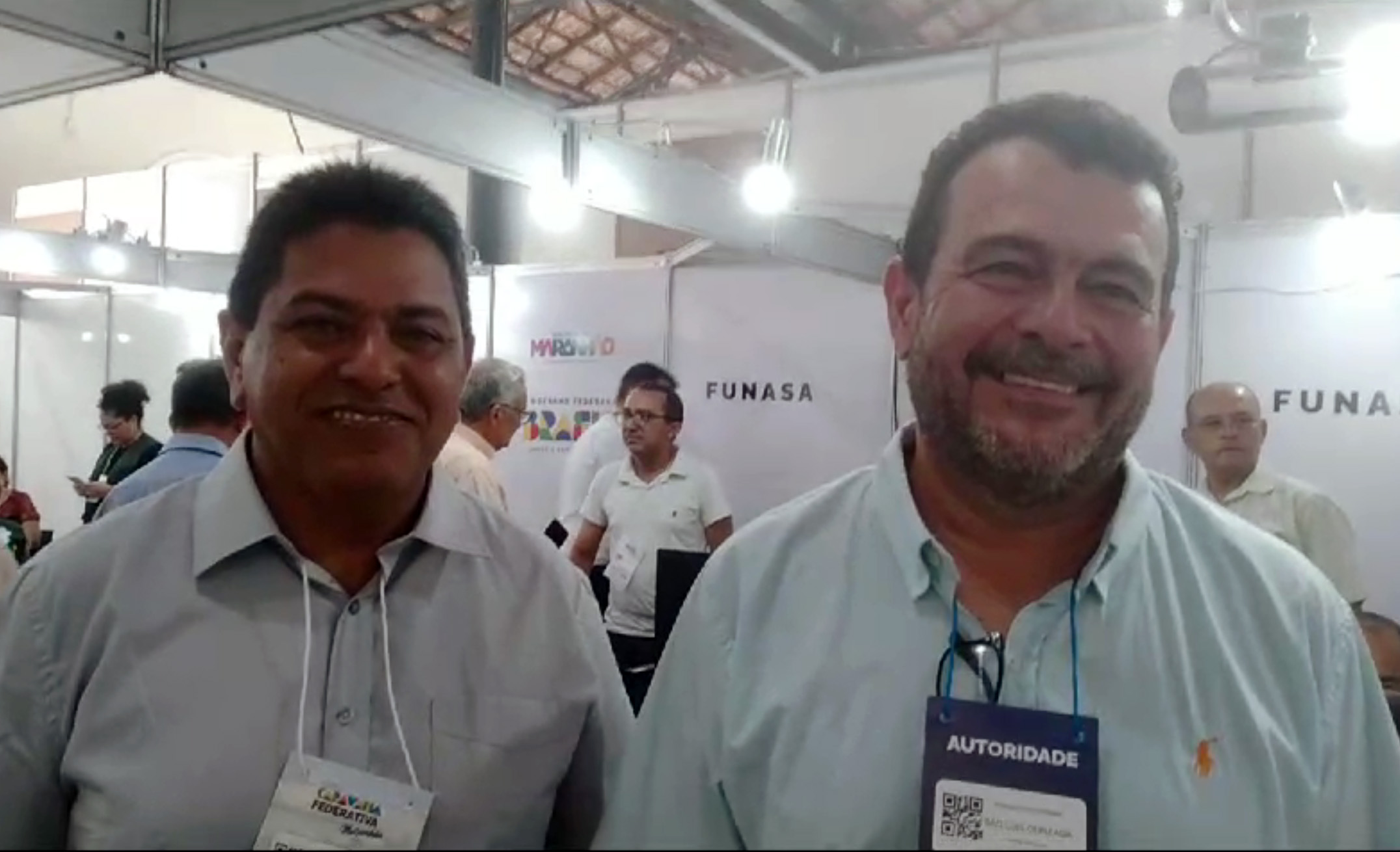  Prefeito de São Luiz Gonzaga, Francisco Pedreira (dir.) e vice-prefeito de Colinas, João Haroldo (esq.) são atendidos no estande da Funasa. (Foto: Suest-MA/Funasa).