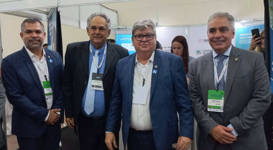 César Souza (1º esq.) e Osvaldo Balduíno (2º esq.) recebem a visita do governador da Paraíba João Azevêdo, (3º esq.) e do Secretário da SRI/PR, André Ceciliano. (Foto: Suest-PB/Funasa).