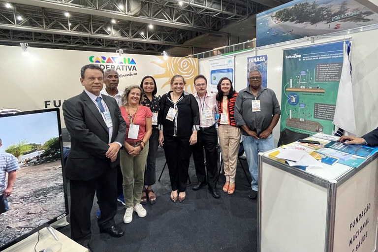 Diretor-Executivo Carlos Henrique (1º esq.), Helena Magalhães (5ª esq.) e demais Servidores e Colaboradores no estande da Funasa na Caravana Federativa Pernambuco