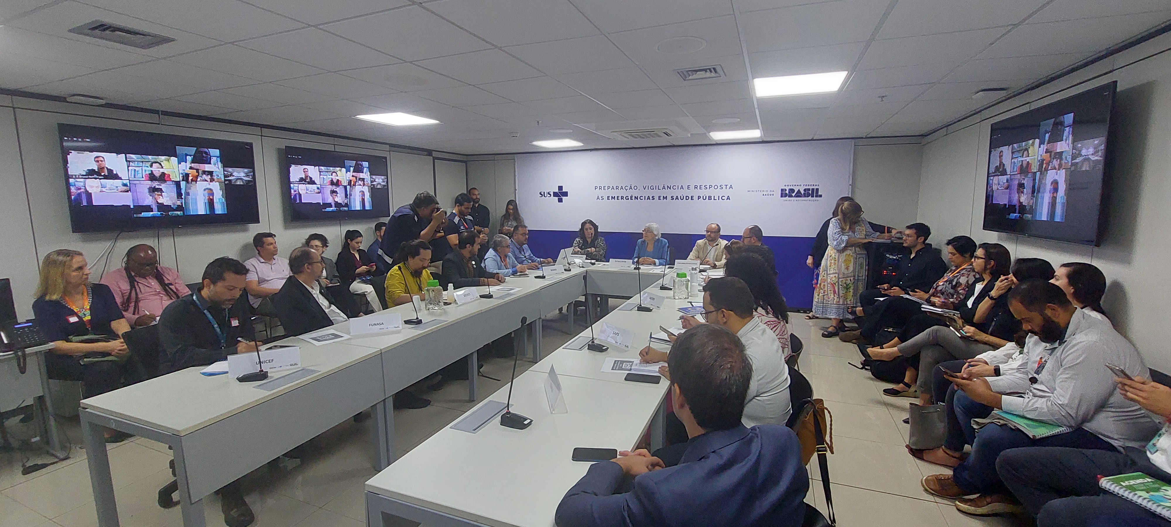 Alexandre Motta, presidente da Funasa (2º na mesa, à esquerda), participa da reunião de alinhamento da Sala de Situação Nacional de Emergências Climáticas em Saúde. Foto: Alfredo Guerra/Funasa.