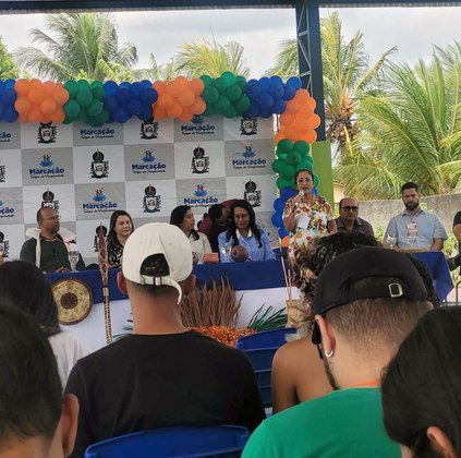 Pessoas dando entrevista coletiva