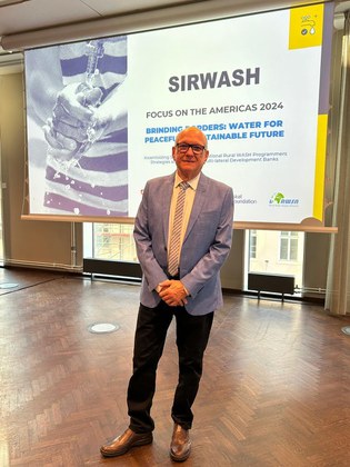 Homem pousando para foto