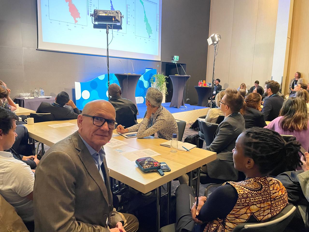 José Antonio (à direita) participa da Semana Mundial da Água 2024 em Estocolmo, na Suécia. Foto: acervo pessoal.