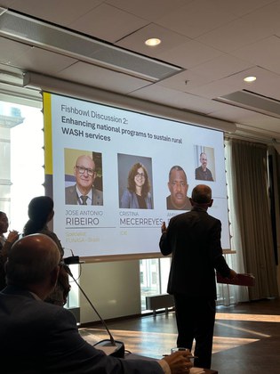 Homem realizando uma palestra