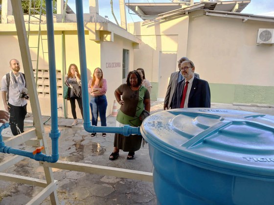 Alexandre Motta apresenta a solução de tratamento de água SALTA-z para a ministra Macaé durante visita à sede da Superintendência Estadual da Funasa no Pará (Suest-PA/Funasa). Foto: Suest-PA/Funasa