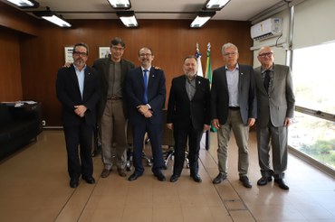 Pessoas pousando para foto