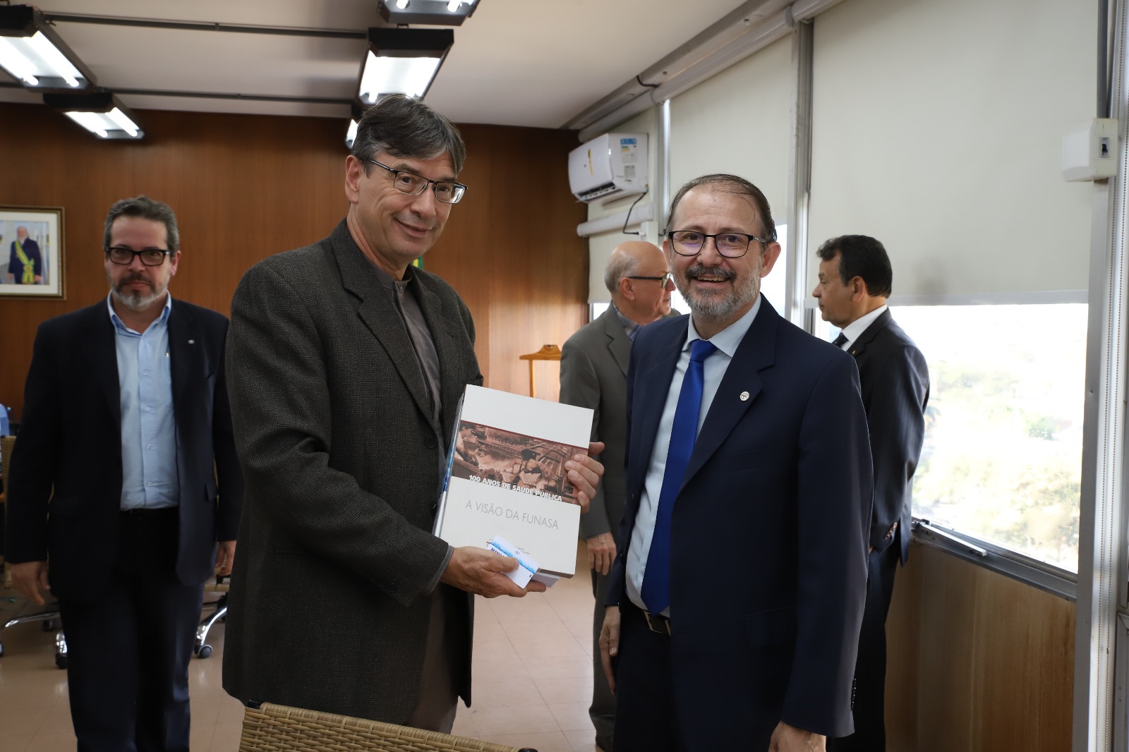 Pochmann recebe publicações editoriais da Funasa. Foto: Edmar Chaperman/Funasa.