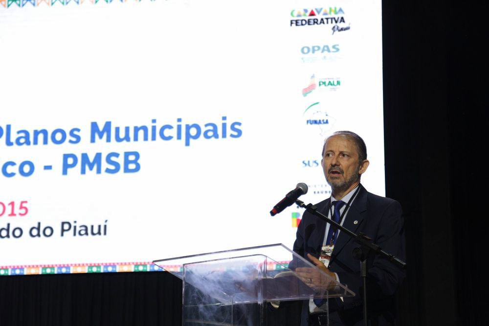 Presidente da Funasa, Alexandre Motta, em sua fala na cerimônia de entrega dos PMSB. Foto: reprodução do site do Governo do Estado do Piauí (https://www.pi.gov.br/)