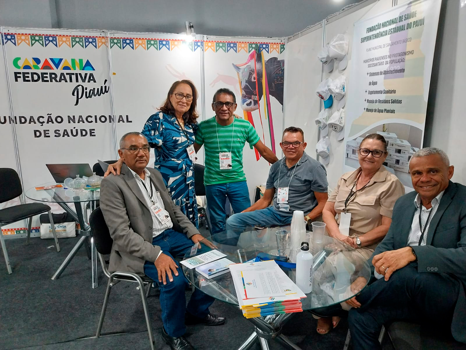 Servidores e colaboradores da Suest-PI no estande da Funasa montado para a Carvana Federativa Piauí. Foto: Suest-PI/Funasa. 