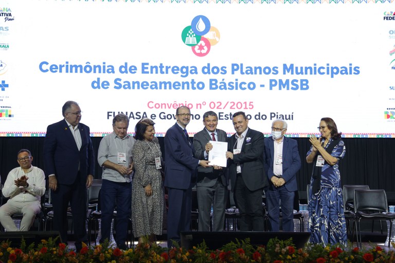Entrega Simbólica dos Planos ao Prefeito de Caridade do Piauí