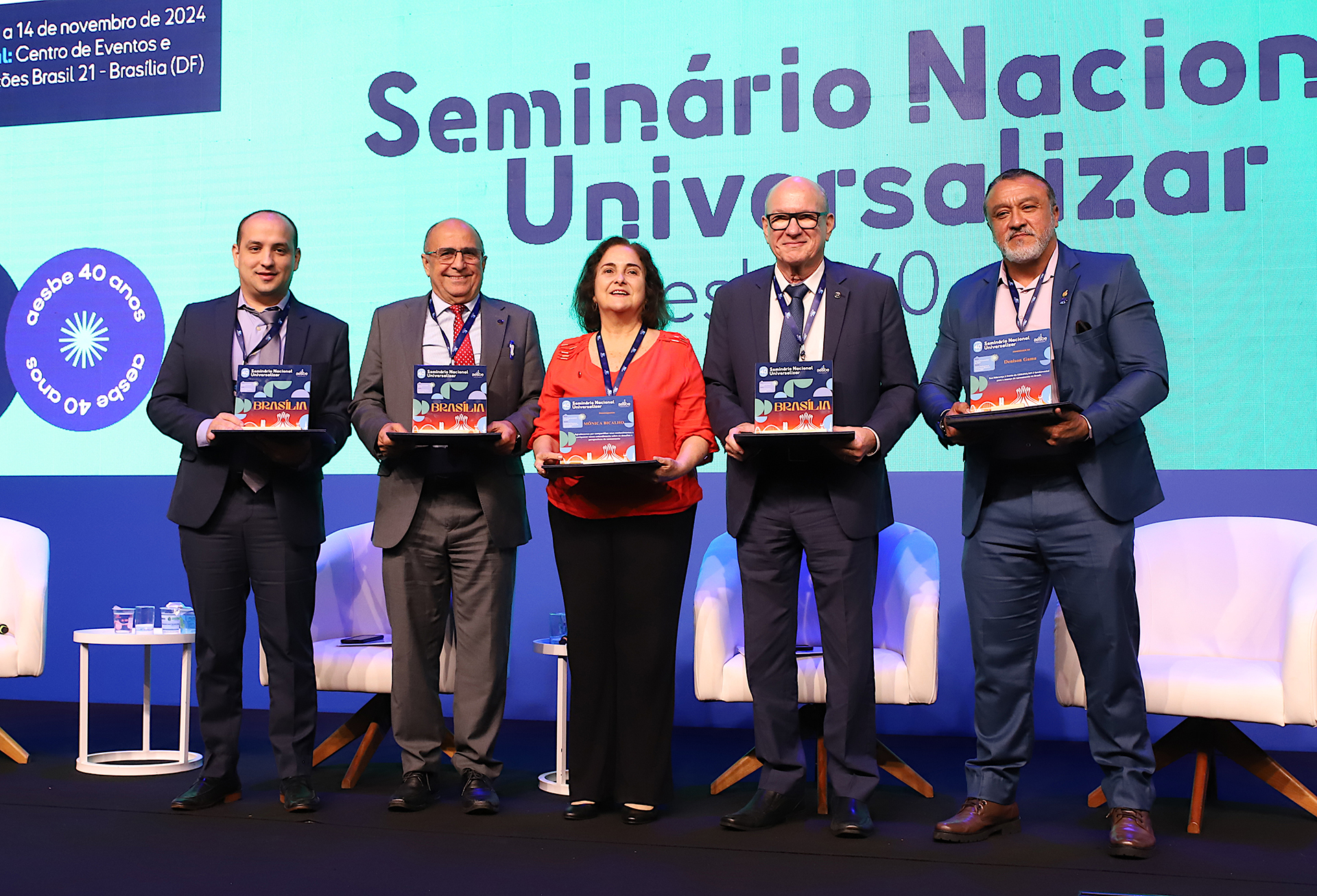 Palestrantes do Painel 10 do Seminário Nacional Universalizar recebem placa de homenagem da Aesbe. Fotos: Edmar Chaperman/Funasa.