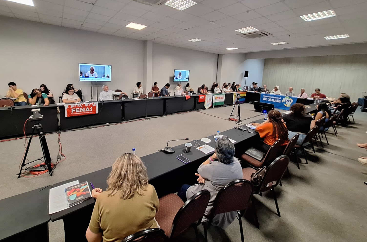 Autoridades de saúde e representantes de movimentos sociais particpando da 77ª Reunião Extraordinária do Conselho Nacional de Saúde (CNS). Foto: Hugo Aurélio/CNS.