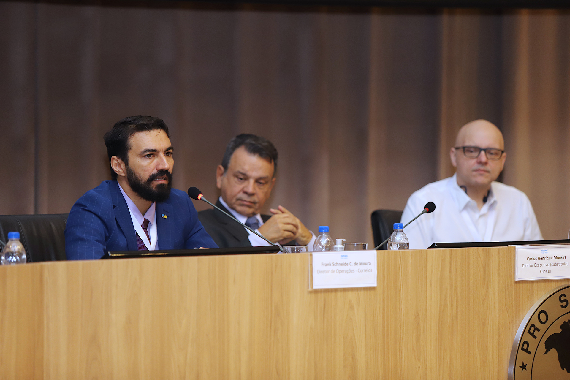 Frank Schneider  (1º à esquerda) e Sandro Almeida  (1º à direita) apresentaramcasos de sucesso em inovação nos Correios. Foto: Edmar Chaperman/Funasa.