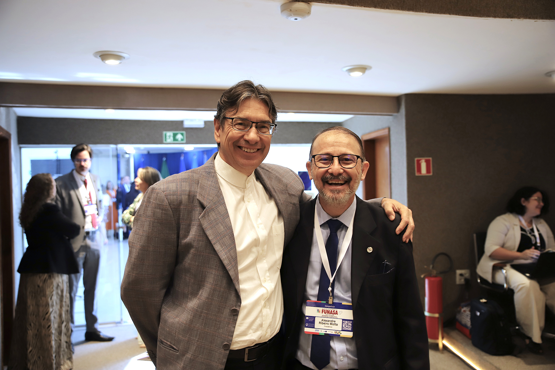 Márcio Pochmann, presidente do IBGE (à esquerda), prestigia o Simpósio ao lado de Alexandre Motta, presidente da Funasa. Foto: Edmar Chaperman/Funasa.