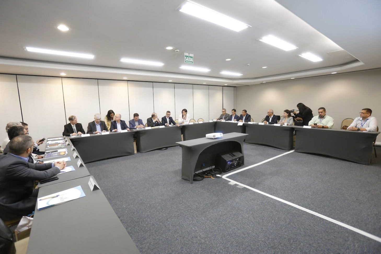 Alexandre Motta (ao centro da mesa de centro) participa do encontro com destaque no evento. Foto: Embasa.