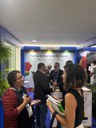Participantes conversam e trocam informações no estande da Funasa durante evento nacional