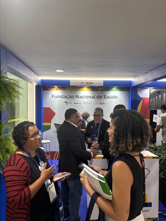 Participantes conversam e trocam informações no estande da Funasa durante evento nacional