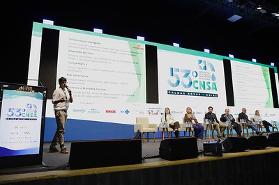 Painel 4: COP 30 – Mudanças Climáticas e Impactos no SaneamentoSob a coordenação de Manuelito Magalhães Junior, da Companhia de Saneamento de Campinas (Sanasa), painel contou com a participação de Juliana Matos de Sousa, da Associação Brasileira de Engenharia Sanitária e Ambiental (ABES-GO); Neri Chilanti, da Companhia Municipal de Saneamento (Comusa), de Novo Hamburgo-RS, Tais Sizo, da Secretaria Municipal de Meio Ambiente e Urbanismo (Semur) Paragominas-PA, e Enoque Pereira de Lima, diretor do Serviço de Água e Esgoto do Rio Branco (Saerb) Rio Branco-AC e o presidente da Funasa, Alexandre Motta. Foto: Weverton Soares/Assemae