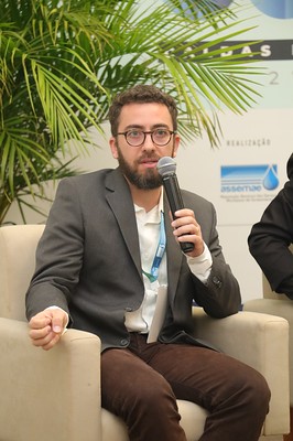 "Mesa-redonda 5: Gestão municipal integrada dos serviços de saneamento básico"Sob a coordenação de Paulo César Silva, diretor do DMAE de Caldas-MG, a mesa contou com a experiência de Victor Yago dos Santos Vitorino, diretor-presidente do Sanear de Rondonópolis/MT, Osvalcir Peters, diretor-presidente do Samae de São Bento do Sul-SC e Renavan Sobrinho, diretor do Saae de Alagoinhas-BA. Foto:Weverton Soares/Assemae