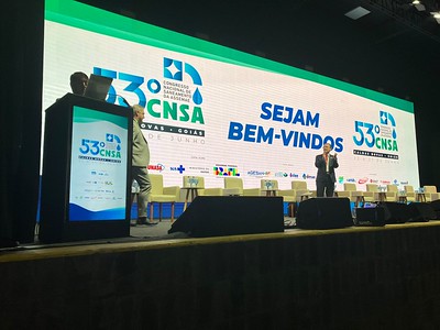 Painel 2, intitulado "Os desafios e as oportunidades da gestão pública municipal na visão dos prefeitos"A discussão proporcionou uma rica troca de experiências entre líderes municipais, abordando as complexidades e as perspectivas para a gestão do saneamento em suas respectivas cidades. Os prefeitos e representantes de governos municipais se manifestaram como fazem saneamento rural em seus municípios. Foto: Weverton Soares/Assemae