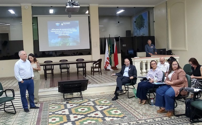 3 pessoas em pé e 6 sentadas no encontro