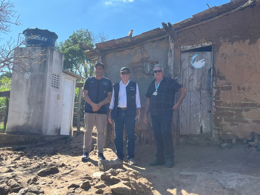 Três servidores da funasa na frente da casa de taipo