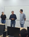 Três servidores em pé na sala de laboratório