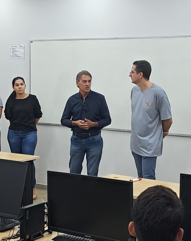 Três servidores em pé na sala de laboratório
