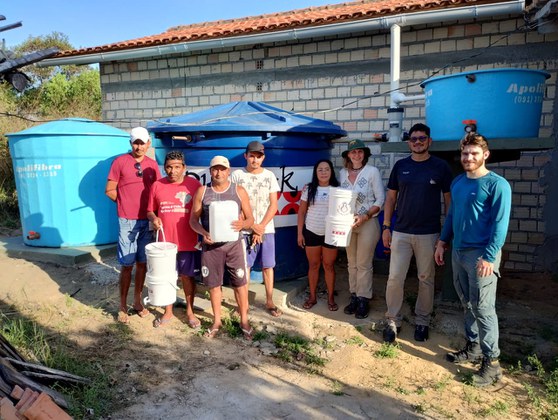 Professora Vania, da Ufra, com indígenas e alunos, na coleta de água potável