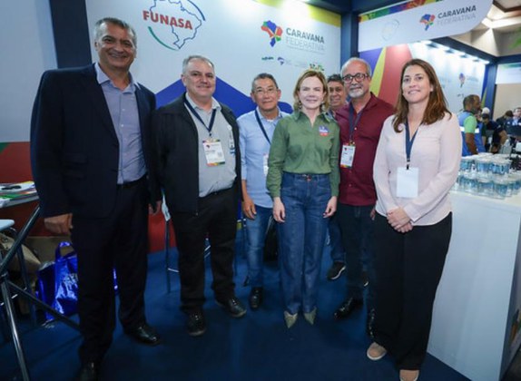 Ministra Gleisi Hoffmann e presidente da Itaipu Binacional, Enio Verri, visitaram estande da Funasa