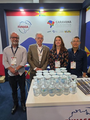 Luiz Henrique Barreto (E), Priscila Mannich e Carlos Ogawa (D), da Suest-PR, com Danilo Almeida, da Presidência da Funasa