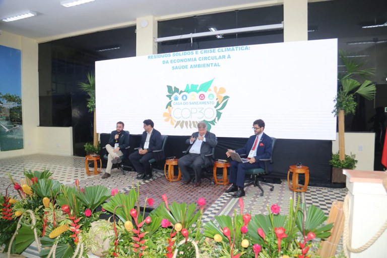 O moderador Adam Pinto, superintendente da Funasa em São Paulo, destacou a importância de integrar o tema dos resíduos ao saneamento básico e à agenda climática