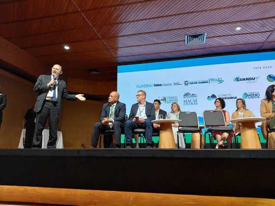 Alexandre Motta (em destaque) discursa na abertura do evento.