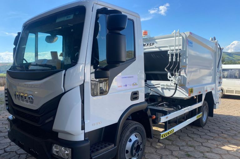 Imagem de caminhão branco compactador, com capacidade de seis metros cúbicos, é um modelo da marca Iveco 190 CV, zero quilômetro.