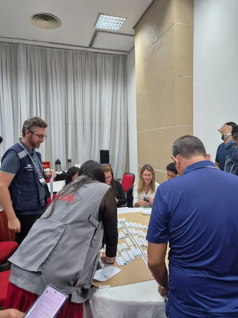 Técnicos reunidos em torno de uma mesa analisam fluxograma em papel pardo para identificar fatores de risco da doença de Chagas.
