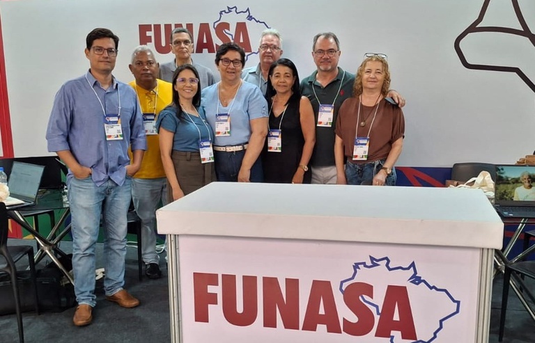 Pessoas em pé no estande da funasa