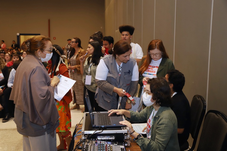 Pessoas em pé em plenário