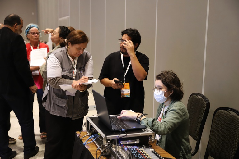 Pessoas discutindo temas em plenários