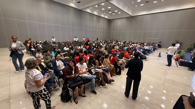 Integrantes da Funasa e participantes reunidos em plenária discutem a inclusão do saneamento básico nas diretrizes urbanas.