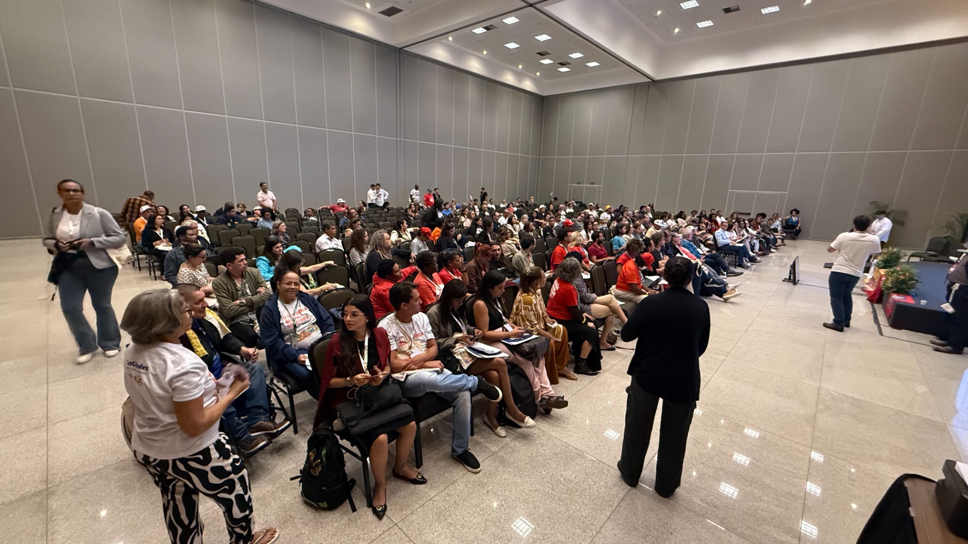 Integrantes da Funasa e participantes reunidos em plenária discutem a inclusão do saneamento básico nas diretrizes urbanas.