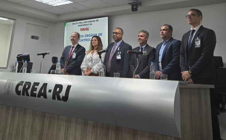 Autoridades participam de solenidade no CREA-RJ durante evento sobre integração institucional no setor de saneamento, com banner da Funasa ao fundo.