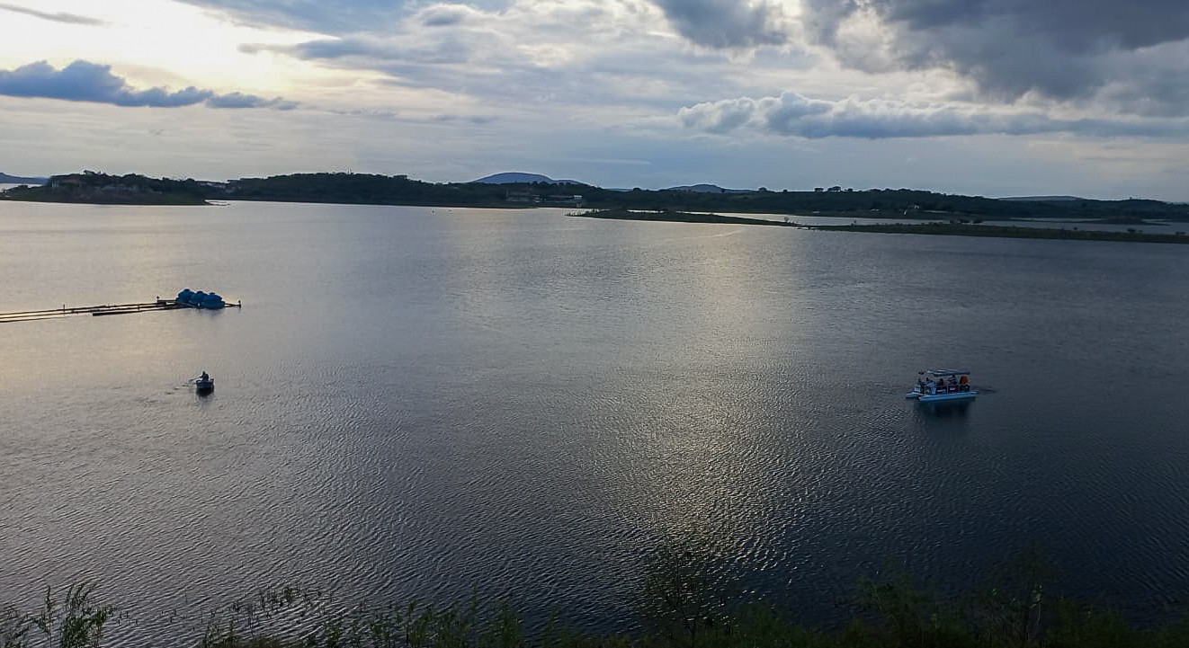Foto aéra de um grande lago chamado açude Epitácio.