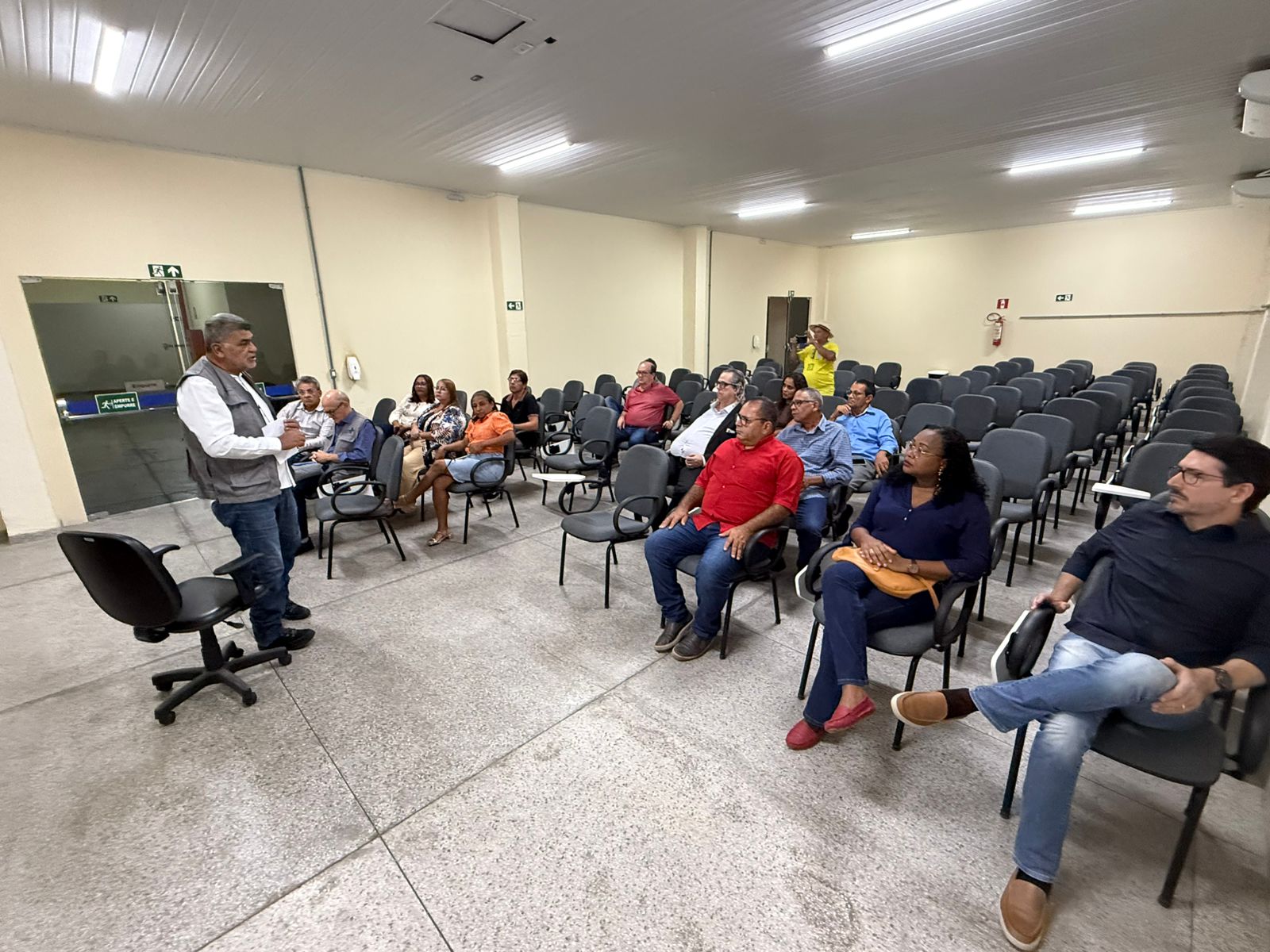 Lenildo Morais fala em pé diante de plateia sentada em auditório durante reunião da Funasa.