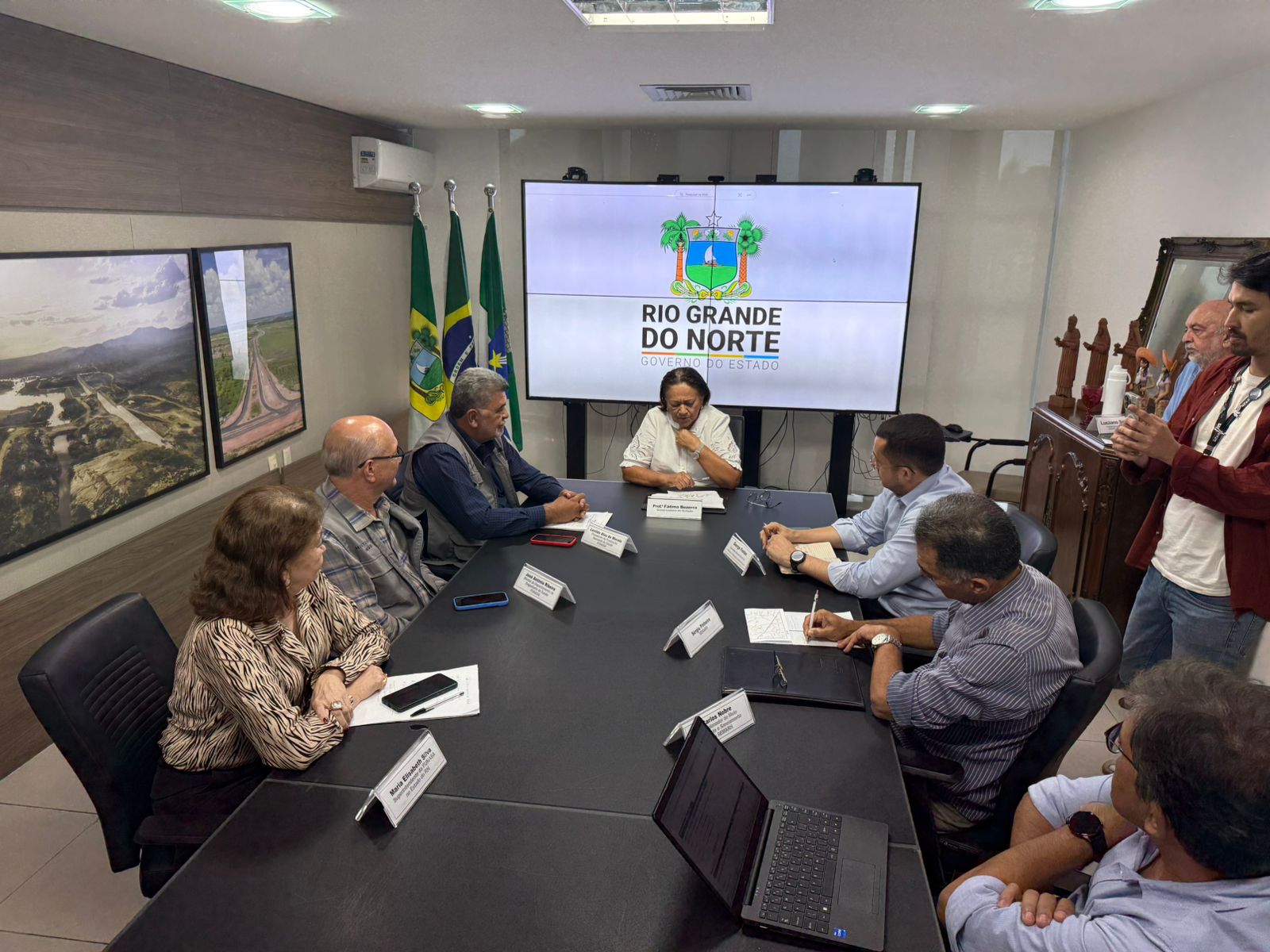 Reunião institucional entre equipe da Funasa e governo do Rio Grande do Norte em sala com monitor.