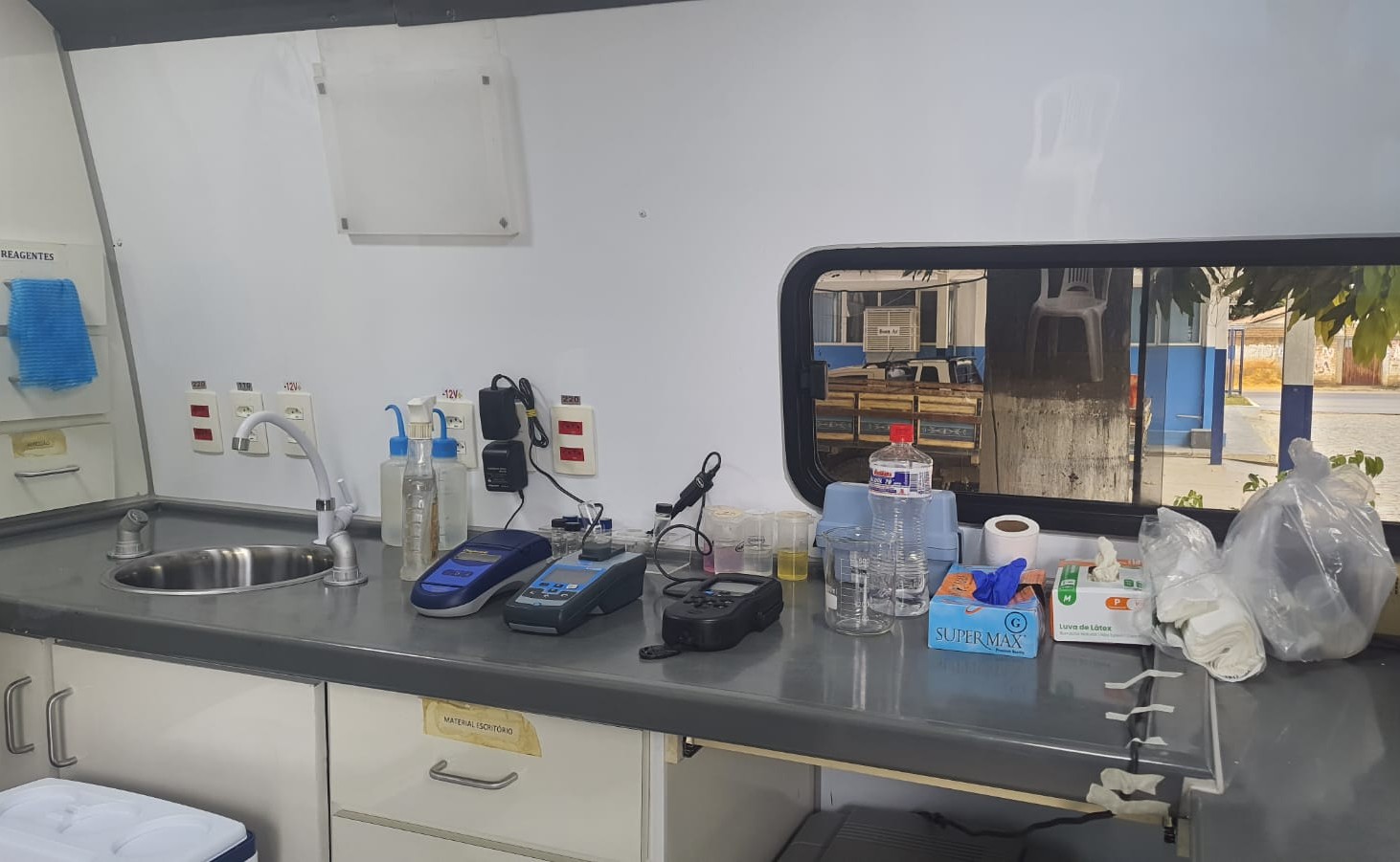 Foto de laboratório com diversos equipamentos para testes de amostragem.