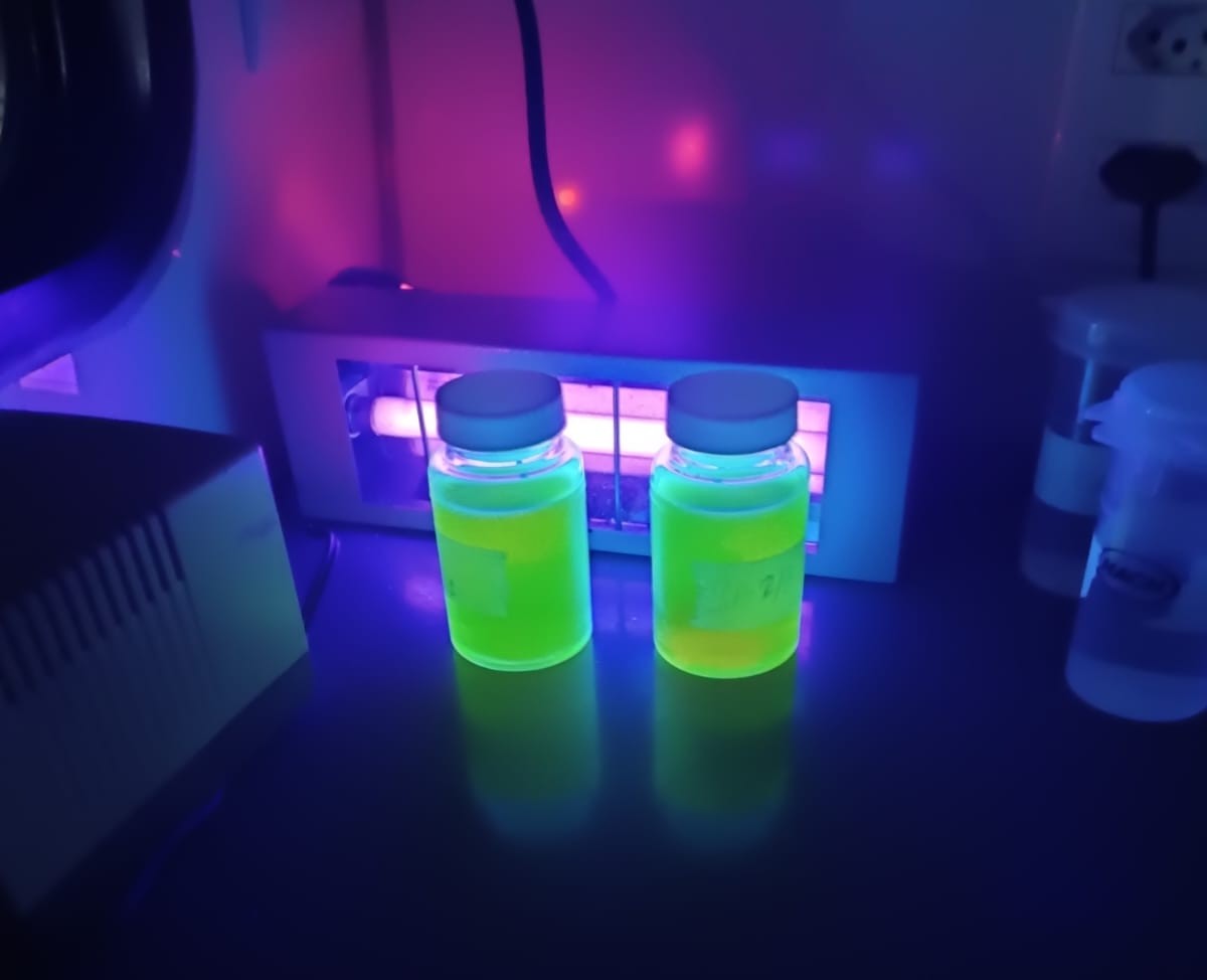 Dois frascos com água passando por uma reação química.