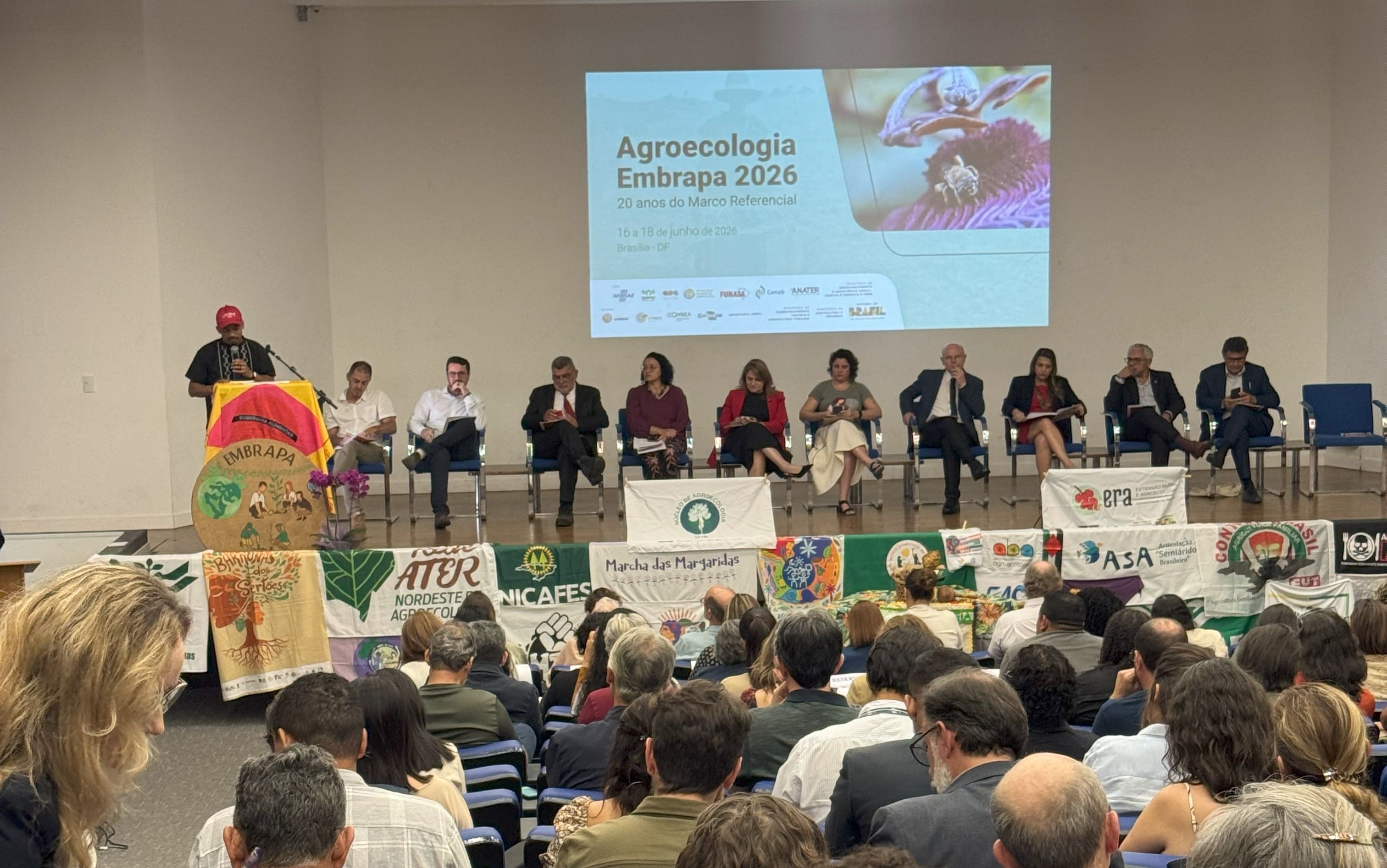 Auditório lotado assiste a debate com mesa de palestrantes no evento Agroecologia Embrapa 2026.