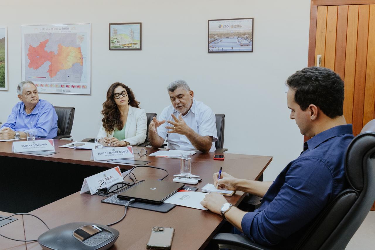 Homem discursa em mesa com governador Lucas Ribeiro e autoridades da Funasa na Paraíba.