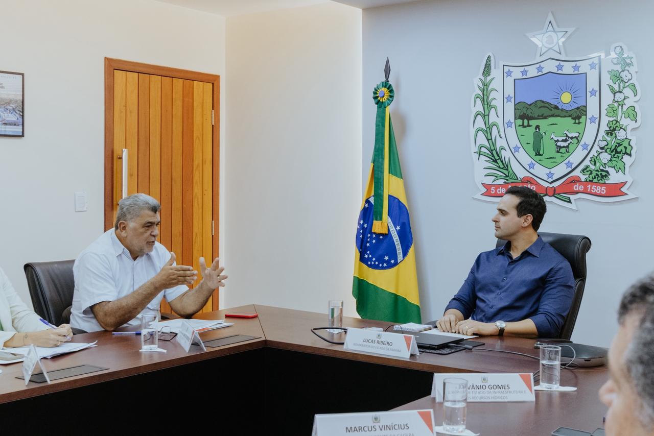 Lenildo Morais, da Funasa, e governador Lucas Ribeiro em conversa durante reunião oficial.