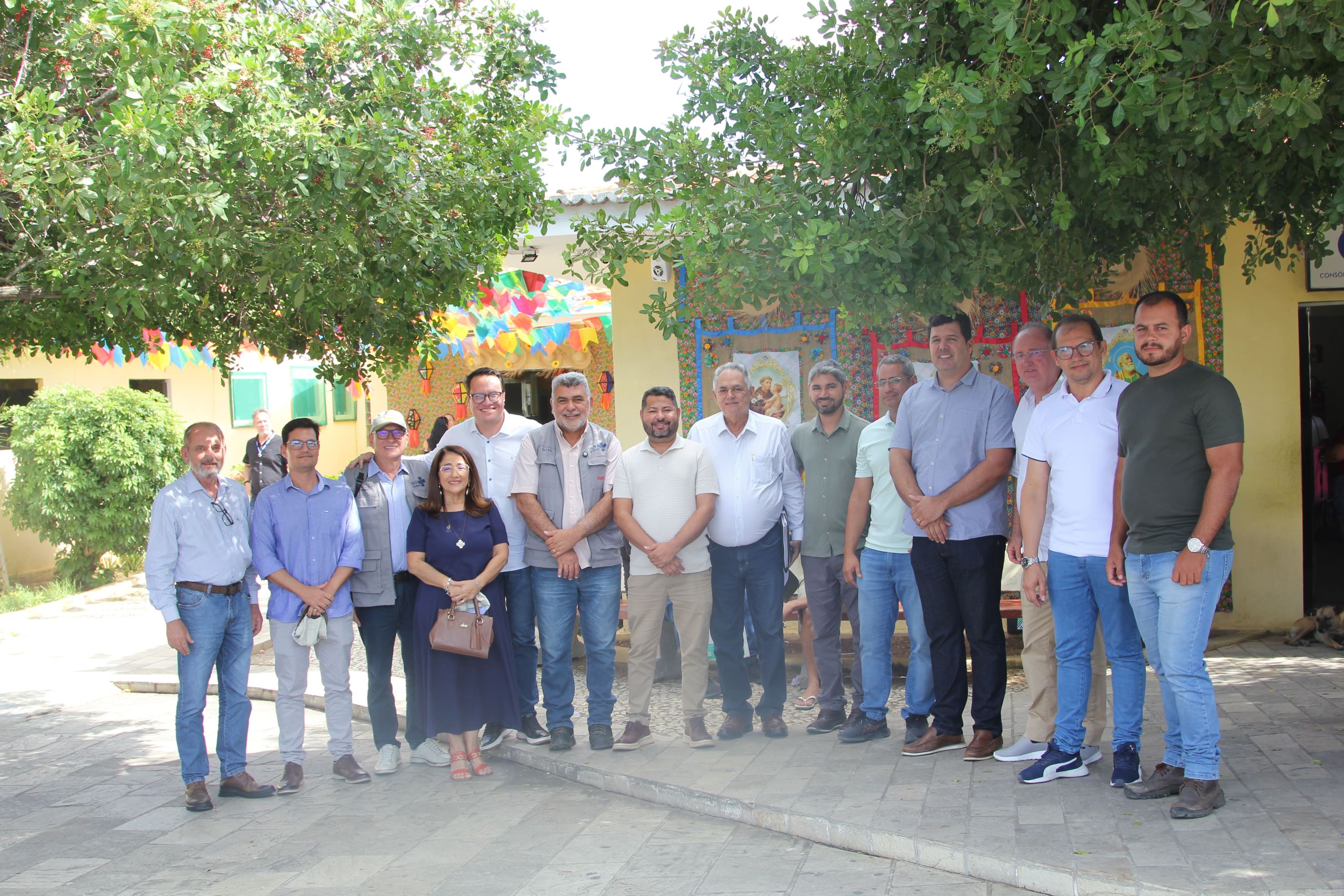 Comitiva da Funasa e representantes do Cisco posam juntos em frente à sede da instituição.